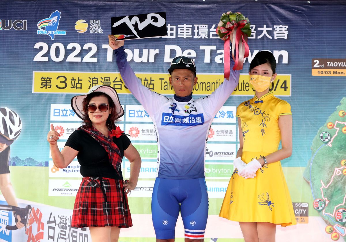 ▲馮俊凱(左二)保住藍衫。自由車協會提供