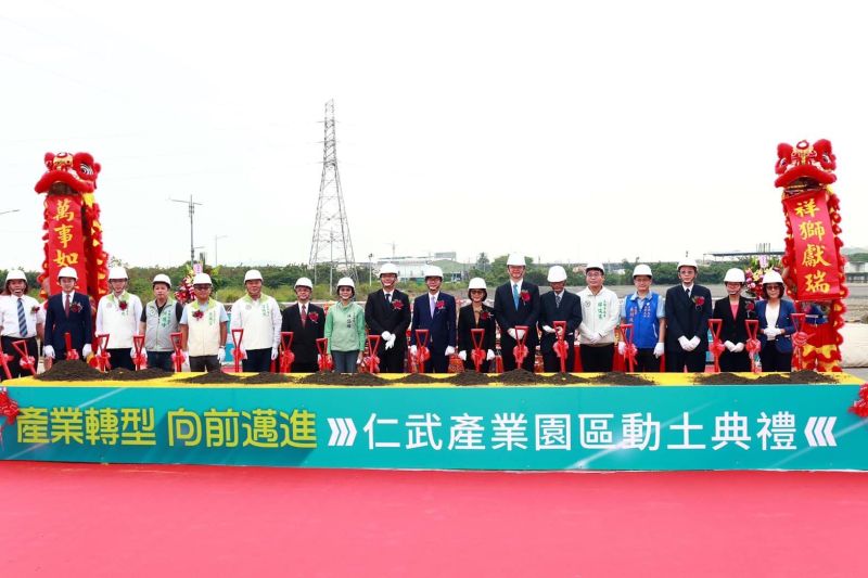 ▲民進黨議員邱俊憲出示仁武產業園區動土照片，出席者有高雄市長陳其邁和議長曾麗燕。（圖／翻攝自邱俊憲臉書）