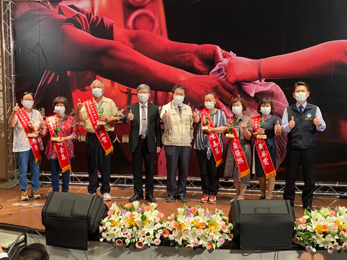 ▲環保署副署長沈志修、台南市長黃偉哲與台南市環保局6名榮獲全國模範清潔人員合影（圖／記者張振興攝，2022.10.04）