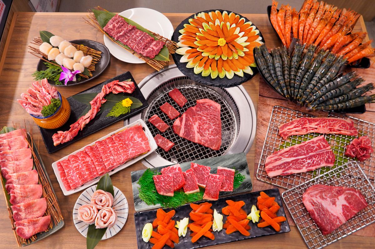 ▲10月馬辣集團除了火鍋可享「生食級大干貝」吃到飽，對中身分證或健保卡號含「0、1」任中2碼（00、11，數字重複也可以）、或姓名內有「雙十國慶」任一字（可同音），燒肉可以「雲林北港烏魚子、北海道生食級大干貝」吃到飽；還有「麻油雞胇松阪豬湯泡飯」秋冬補氣加菜。（圖／馬辣集團提供）