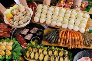 ▲熊一燒肉10月推出免費享受「北海道生食級干貝吃到飽」或0元升級「卜卜蜆雞腿鍋」優惠活動。（圖／馬辣集團提供）