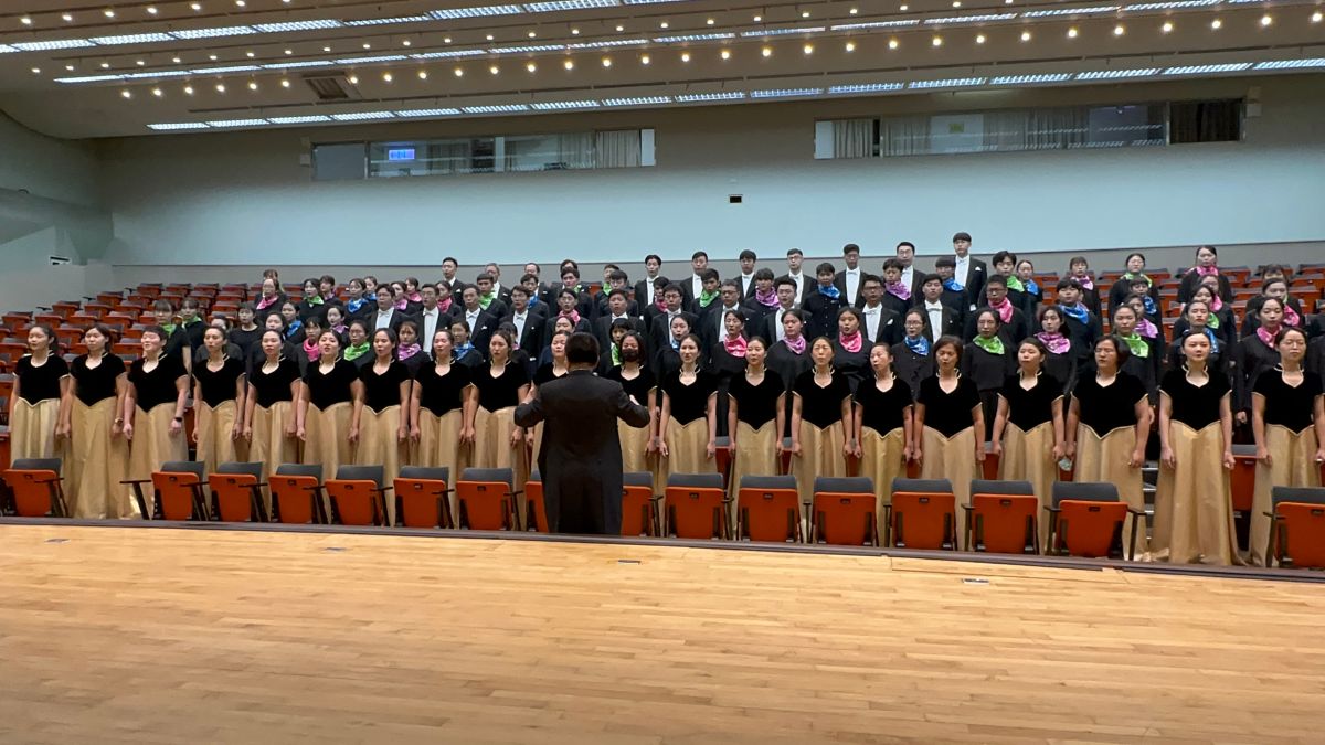 ▲國立實驗合唱團與國立台北教育大學合作，百人重新詮釋客家名曲「大家行共路」，登今年國慶禮讚。圖為彩排畫面。（圖／文化總會提供）