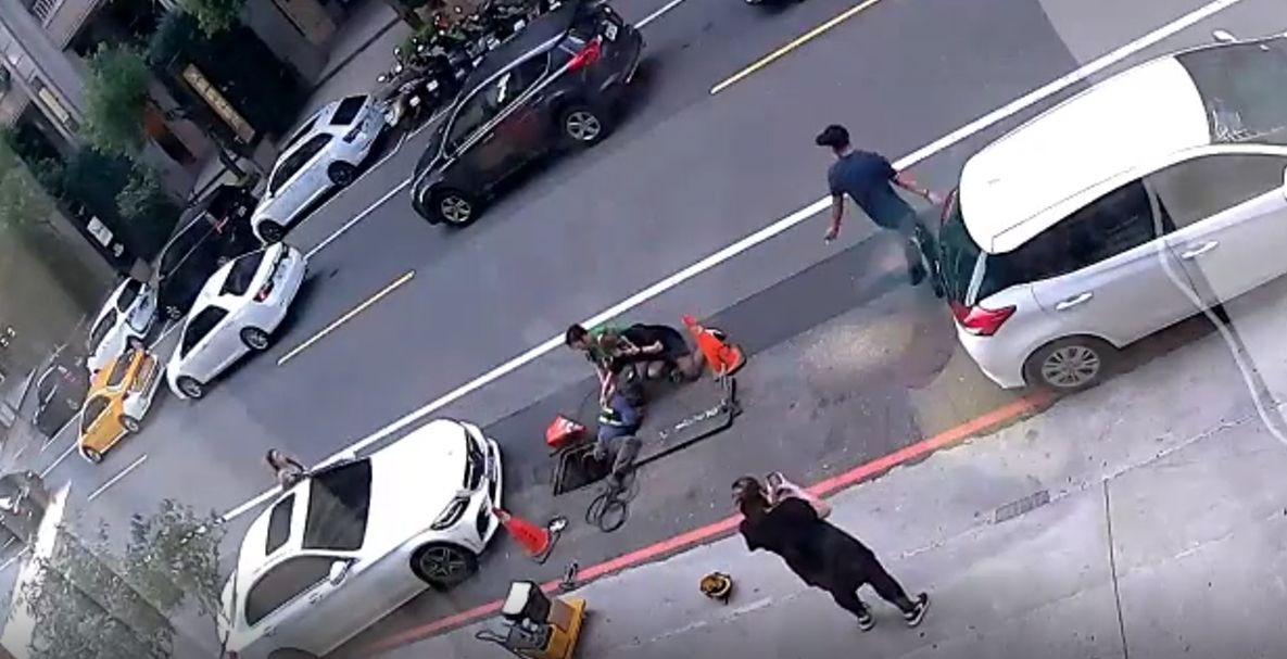 ▲一旁路人見狀，立刻衝上前要張女停車倒退，幸好陳男意識清楚，並無大礙。（圖／翻攝臉書爆廢公社）