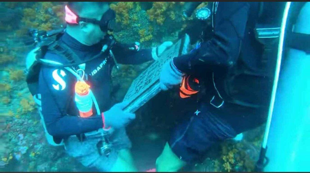 ▲王姓男子今年6月間在澎湖東吉海域潛水失蹤，至今仍無音訊，家屬親提「美麗澎湖 珍愛生命」石碑，並署有王男姓名，委請澎湖潛水業者協助，小心翼翼地將石碑安置在20公尺深的東吉海域，象徵王男長眠在澎湖東吉海底。（葉生弘提供）中央社 111年10月4日