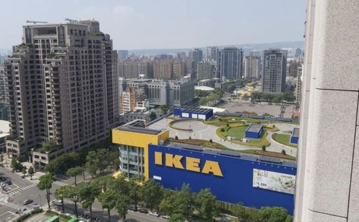 ▲近日有網友發現台中IKEA的頂樓藏有「空中花園」，引起討論。（圖/爆料公社）