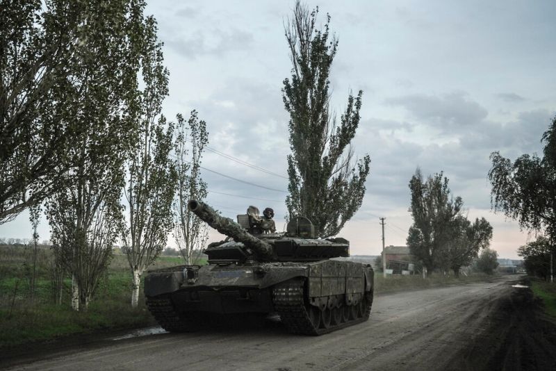 ▲圖為烏克蘭軍人駕駛坦克前往頓內茨克地區。（圖／美聯社／達志影像）
