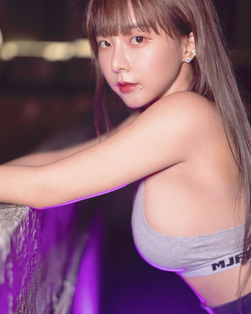 ▲奎丁秀出雄偉側胸。（圖／翻攝自奎丁IG）