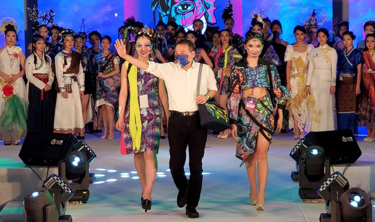 ▲侯市長背著象徵多元共融的年輕朝氣郵差包與模特兒走秀。（圖／教育局提供）