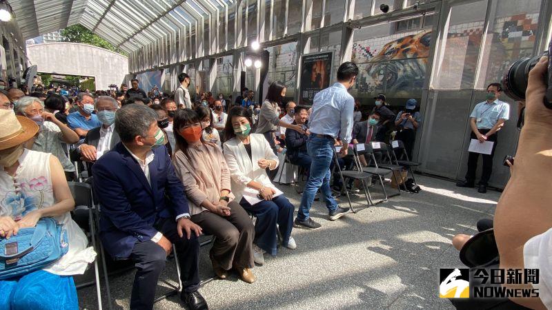 ▲陳時中得知蔣萬安也到場準備起身致意，蔣萬安則刻意撇頭入座。（圖／記者陳威叡攝，2022.10.05）