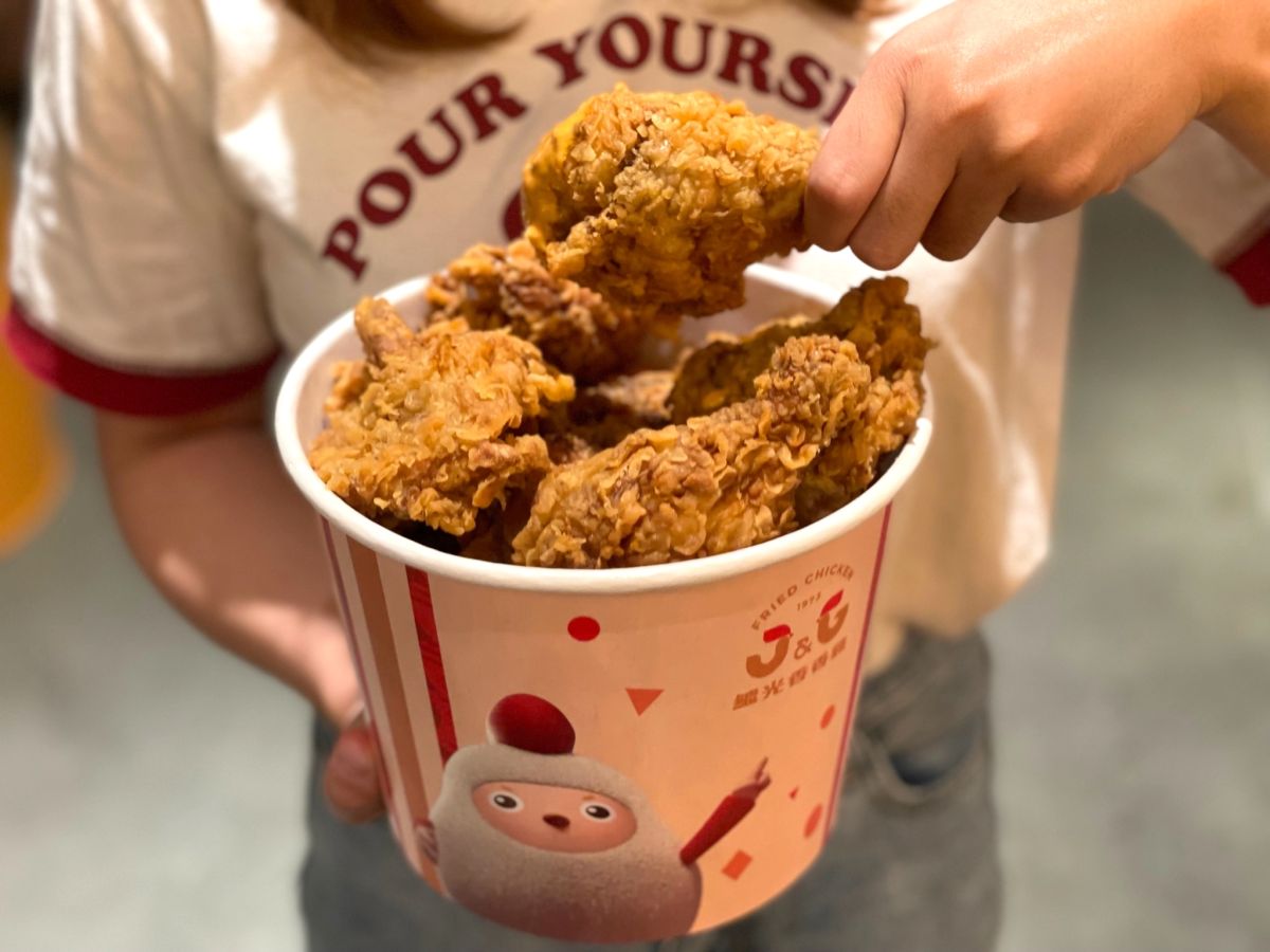 ▲雙十國慶連假繼光香香雞「蒜脆杏鮑菇買一送一」、「6塊咖哩炸雞桶」優惠價329元，攜手這一鍋皇室秘藏鍋物推出聯名「麻辣鍋有炸」冷凍鍋物，在家自製麻辣鍋香香雞。肯德基則有6塊炸雞桶餐「6炸雞＋3蛋撻＋3可樂」下殺349元。（圖／香繼光提供）