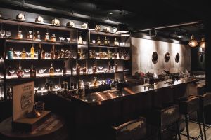 ▲這家位於台北市大安區復興南路一段上的「實驗創新餐酒館」，光google評論就獲4.5顆星超高評價，2021年也受過米其林餐盤推薦，也早在2020年被「世界50大酒吧」提名。