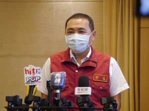 侯友宜在市府市政會議會後受訪表示,對於員警在勤務過程中的過失,要警方正向面對、用誠懇道歉態度面對家屬,檢討勤務,隨時做好檢討。(圖 /記者吳嘉億攝,2022.10.5) ▲侯友宜支持度遙遙領先對手林佳龍。(圖 /記者吳嘉億攝,2022.10.5)