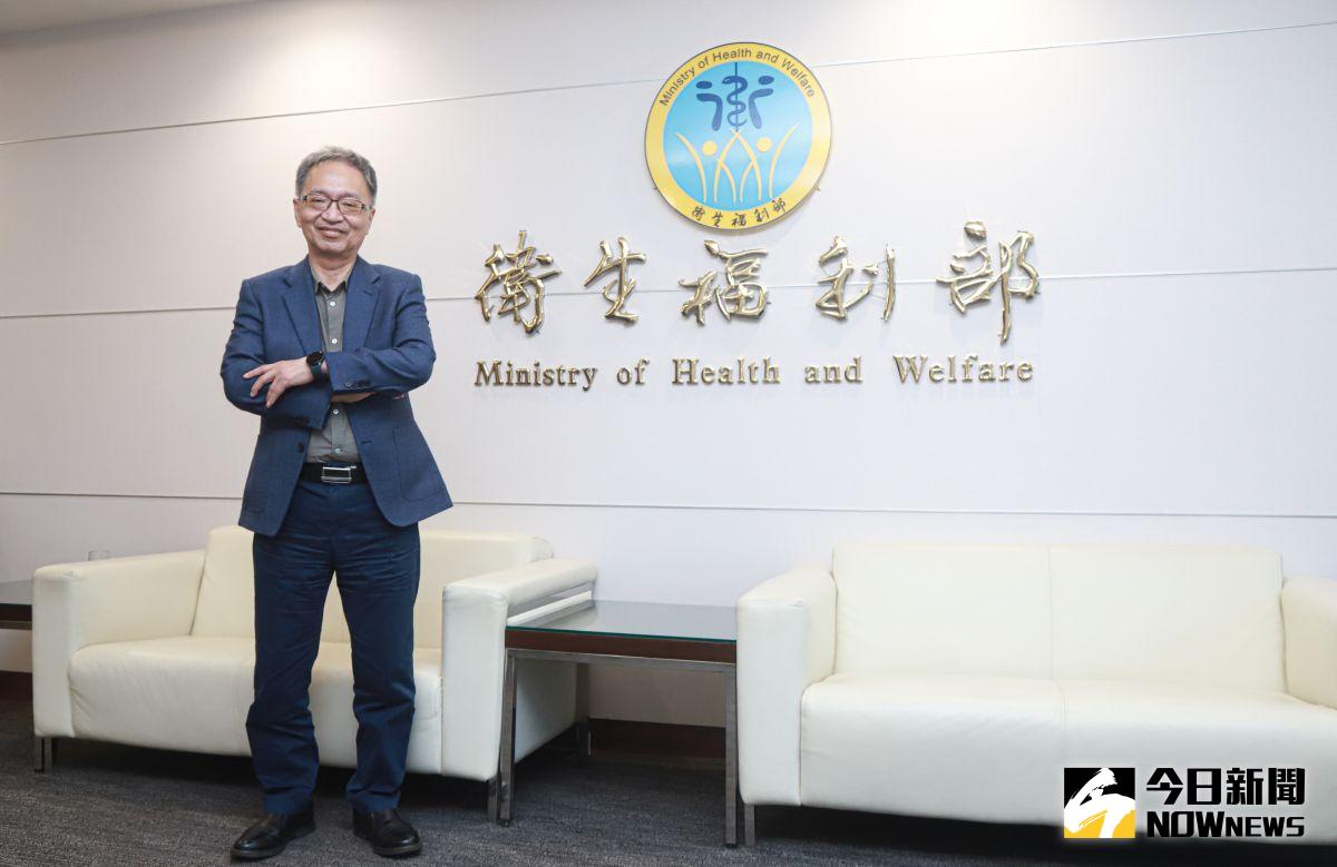 ▲衛福部長薛瑞元接受《NOWnews今日新聞》專訪時透露，自己其實很「老莊」、隨興，也很「雙子座」勇於嘗試變化（圖／記者葉政勳攝）