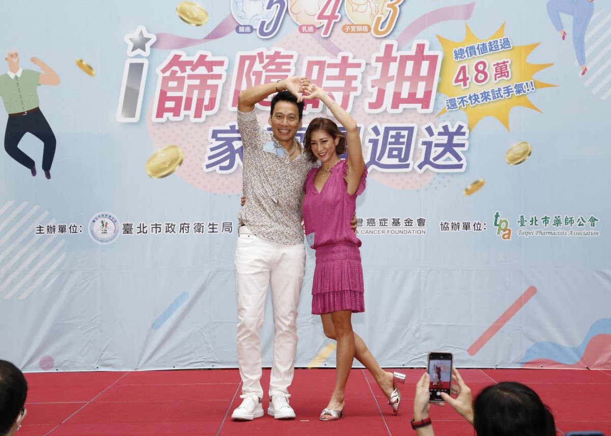 ▲艾力克斯（左）與老婆李詠嫻（右）出席活動談夏克立、黃嘉千婚變。（圖／台灣癌症基金會提供）