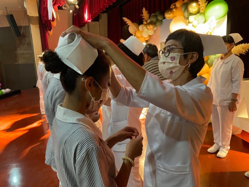 ▲中華醫大護理系加冠典禮，學生上台接受師長加冠（圖／記者張振興攝，2022.10.05）
