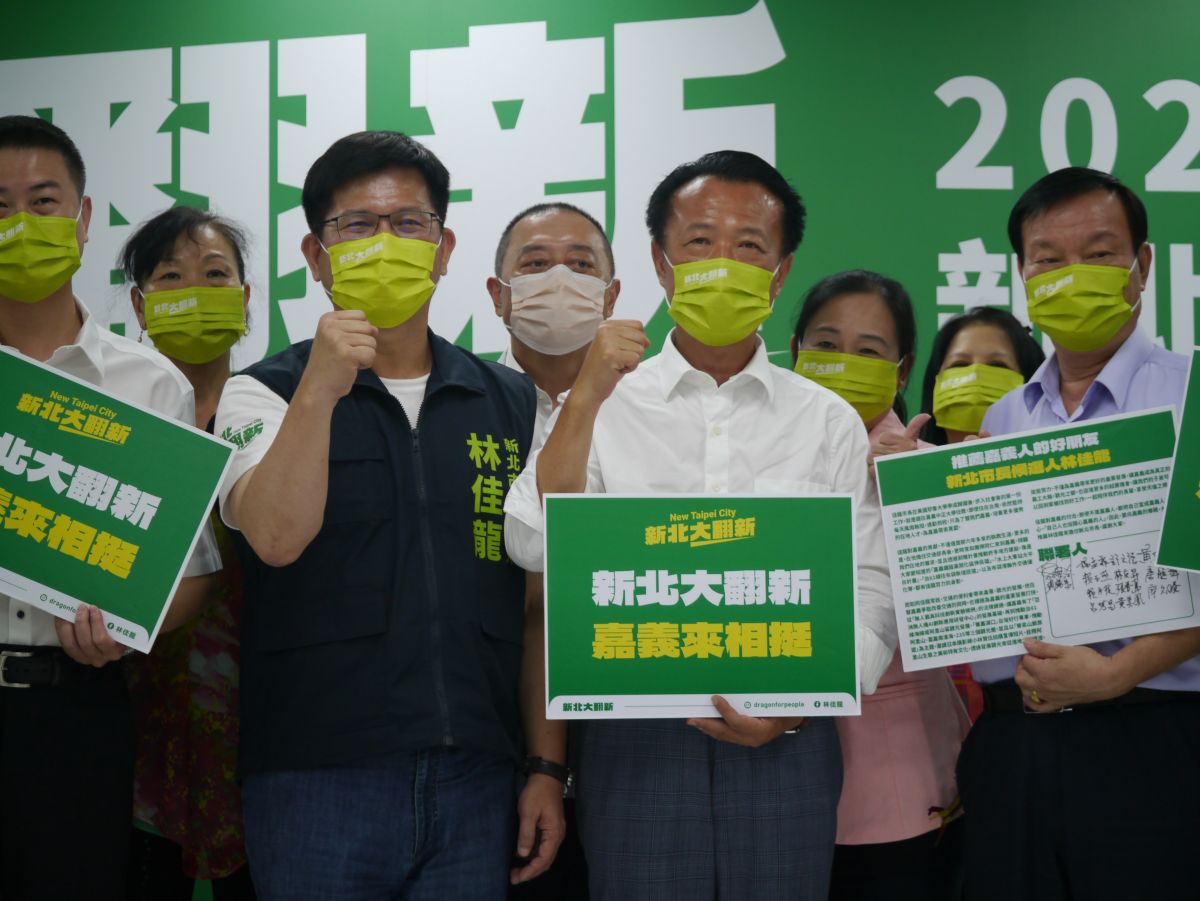 ▲林佳龍出席「嘉義人挺佳龍」記者會，嘉義縣長翁章梁北上相挺，喊話林佳龍是「嘉義人的自己人」。（圖 ／記者吳嘉億攝，2022.10.5）