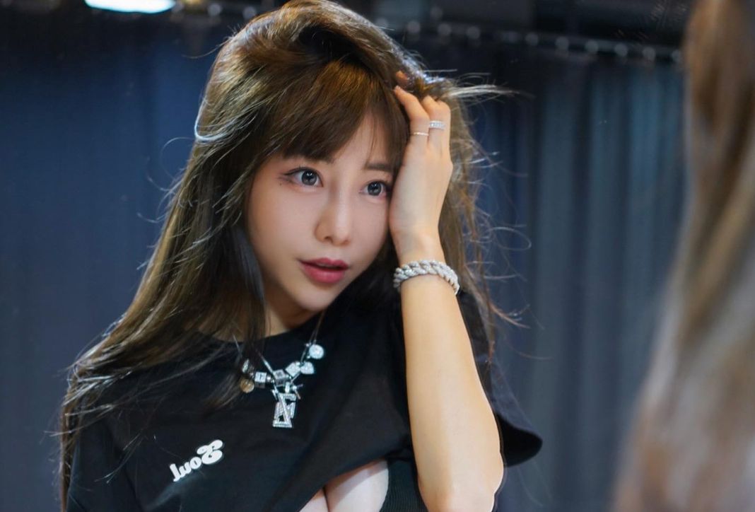 ▲台新夢想家啦啦隊「Formosa Sexy」隊長梓梓（董梓甯）近日練舞掀衣，曬出「E級深溝」。（圖／翻攝自梓梓臉書）