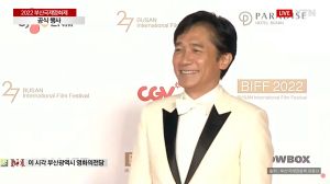 ▲香港影帝梁朝偉穿著白色西裝獲頒「亞洲電影人獎」。（圖／翻攝自YTN YouTube）
