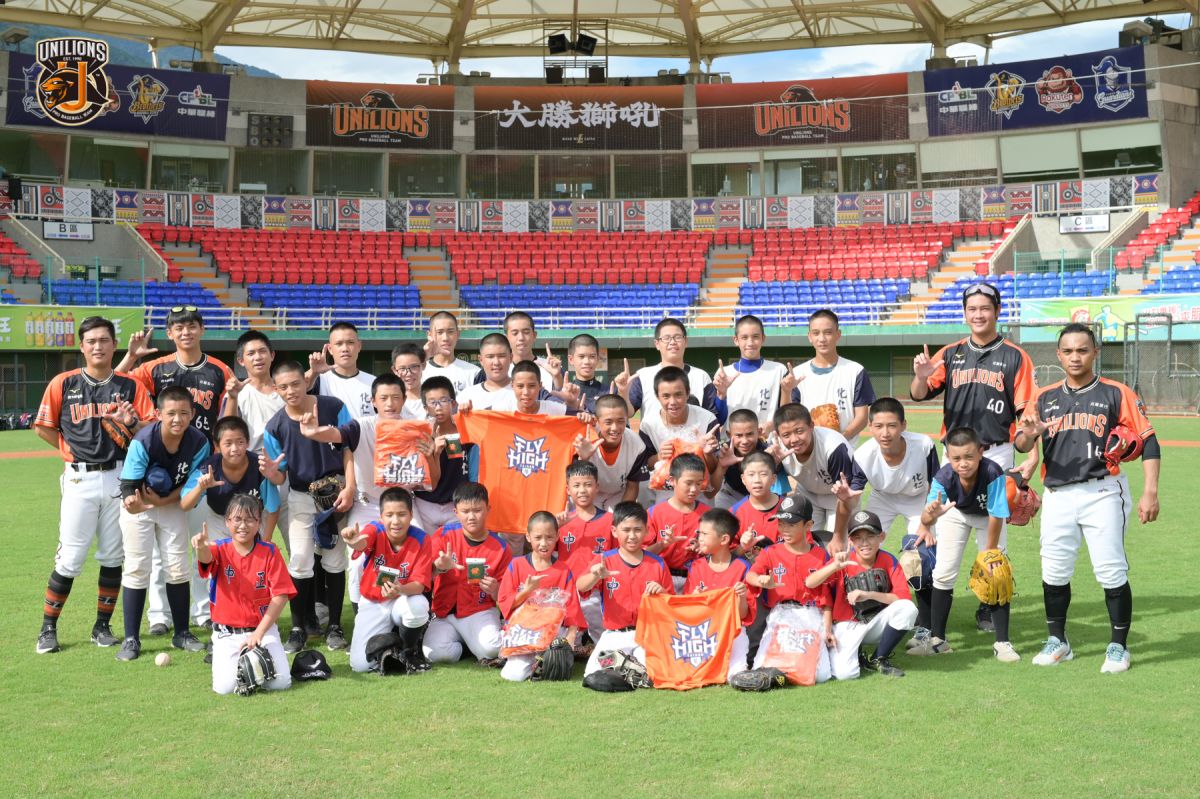 ▲本季花蓮最終戰，賽前獅隊特別為花蓮小球員開設棒球教室(圖/統一獅球團提供)