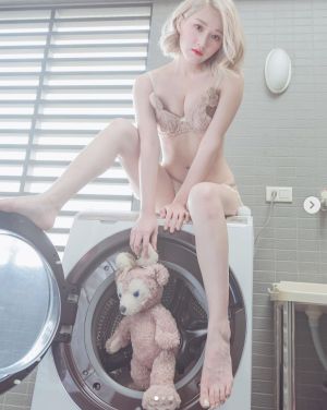 ▲艾瑞絲穿著毛茸茸的「熊熊比基尼」，坐在洗衣機上擺出撩人姿勢。（圖／翻攝自艾瑞絲IG）