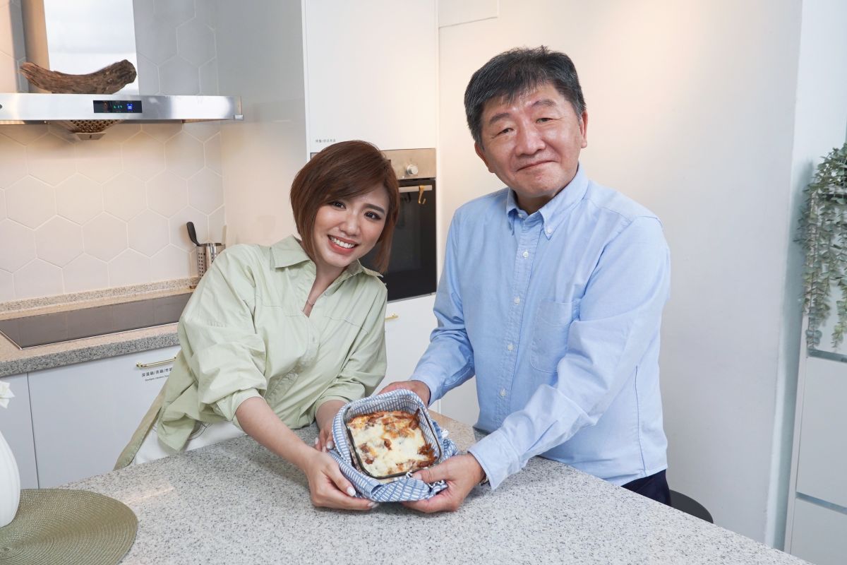 ▲陳時中登上民進黨網路實境節目《一碗麵的時間》，與主持人黃彩玲對談從政理念，也聊到家人。（圖／民進黨提供）