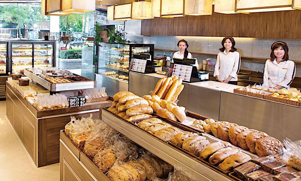 ▲神旺飯店「普諾麵包坊」回來了！全新東區街邊店預定10/14起試營運、首6日消費滿百送50元！10/20正式開幕當天，全店消費自製烘焙商品可享8折優惠。粉專上已有整排死忠粉絲準備搶訂「頂級生巧克力蛋糕」，超受歡迎。（圖／翻攝自神旺普諾麵包坊Pozzo Bakery FB）