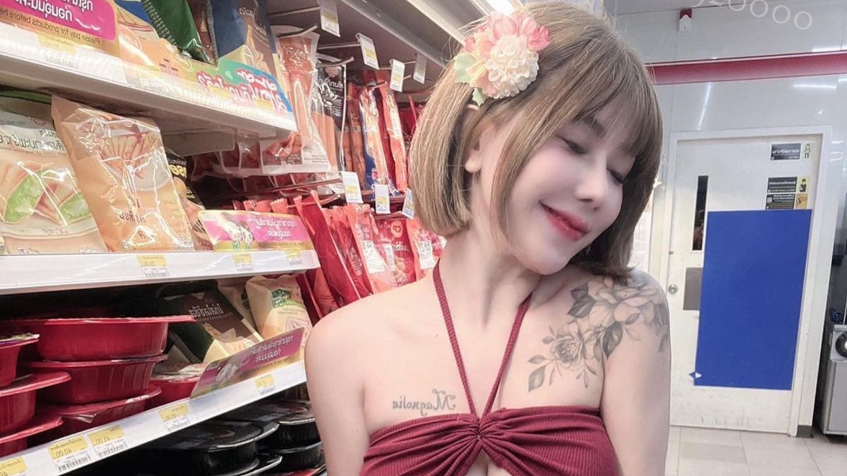 ▲網紅張嘻嘻穿戰袍逛便利商店。（圖／翻攝自張嘻嘻臉書）