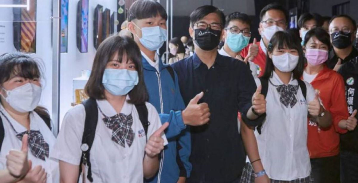 ▲市長陳其邁於青年設計師之夜特別參觀「超青春」展區，與參展學生熱烈互動，希望同學們能跟所有青年設計師，一起讓高雄市成為一個充滿設計力的城市。（圖／高市府青年局提供）