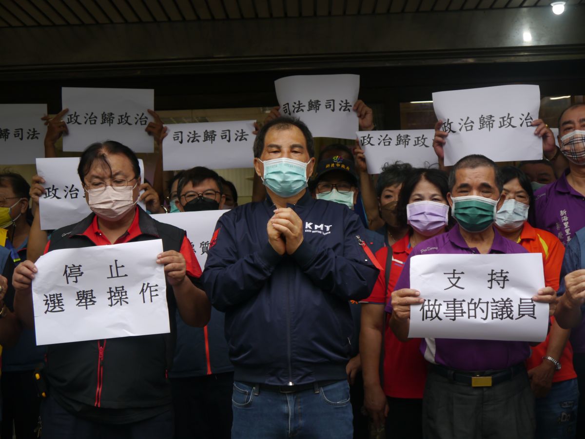 ▲新北市議員周勝考在板橋區里長、義消、警友等地方鄉親聲援下召開記者會，澄清不實謠言並強調會為自己的清白力爭到底，希望支持者不要受到政治操作的影響。（圖 ／記者吳嘉億攝，2022.10.6）