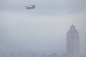 ▲國慶預演因雨取消快速機隊飛行，陸航CH-47SD運輸直升機按既定航線飛行。（圖／軍聞社提供）