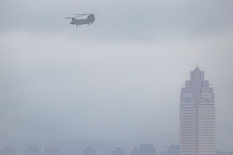 ▲國慶預演因雨取消快速機隊飛行,陸航CH-47SD運輸直升機按既定航線飛行。(圖/軍聞社提供)