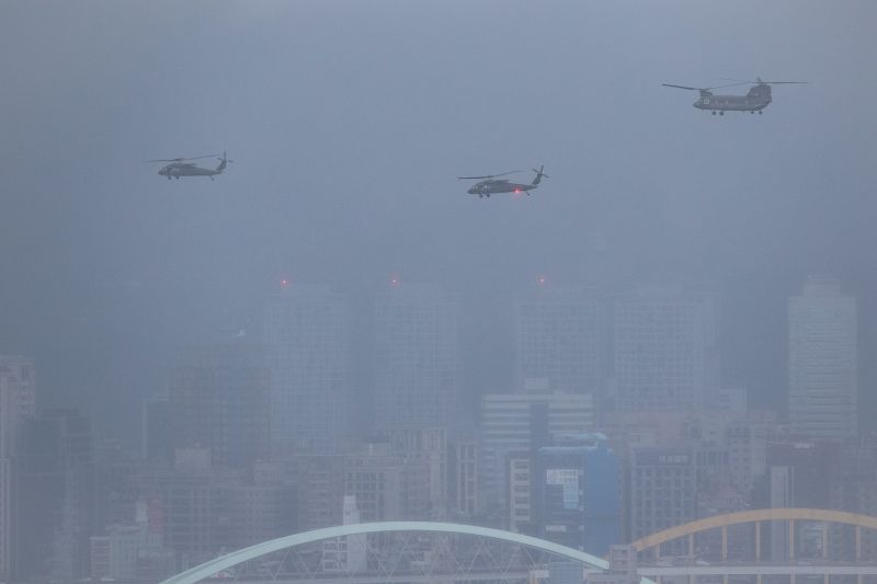 ▲國慶預演因雨取消快速機隊飛行，陸航CH-47SD運輸直升機與黑鷹直升機按既定航線飛行。（圖／軍聞社提供）