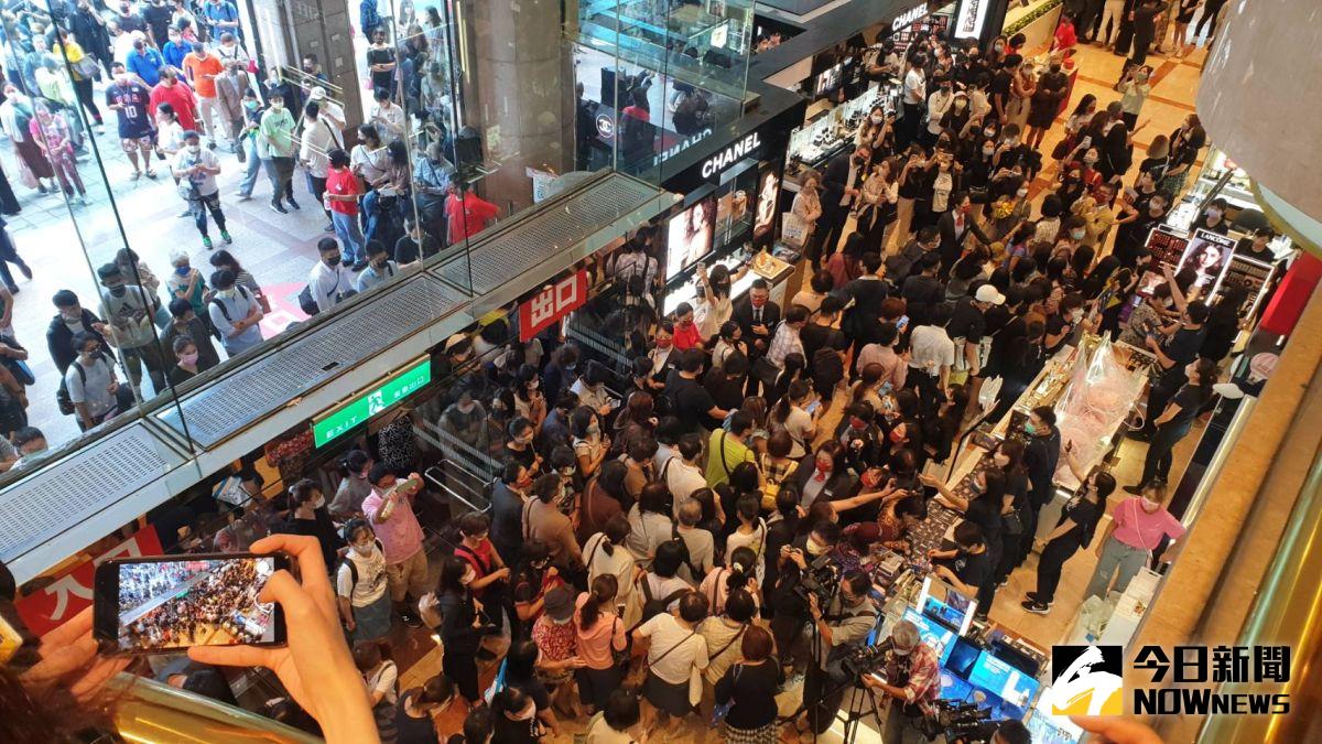 ▲正值百貨公司周年慶旺季，根據人力銀行調查，商機上看854億元。（圖／記者許家禎攝，2022.10.6）