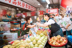 ▲林佳龍今日赴板橋湳興市場掃街，現場民眾相當熱情。（圖／林佳龍辦公室提供）