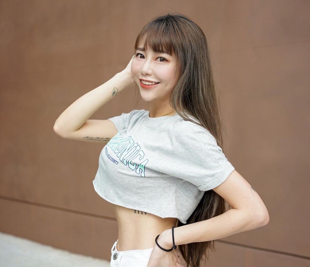 ▲梓梓套上短版T恤，因為傲人美胸突出，讓冷風都灌了進來。（圖／翻攝自梓梓FB）