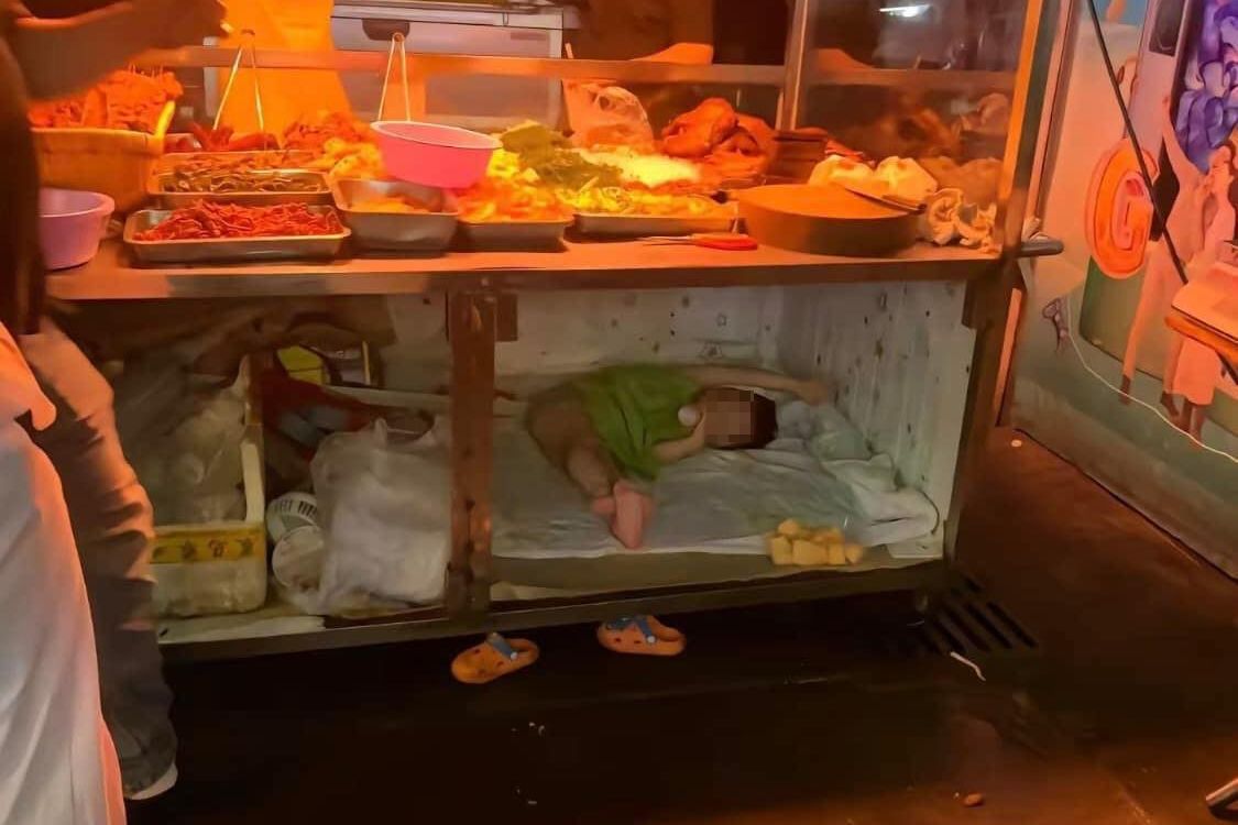 ▲有網友分享了一張路邊攤的照片，攤車底下的空間成為爸媽替孩子打造的「秘密基地」，引發熱議。（圖／翻攝自「CoNsの少男時代經典愛情語錄」臉書）