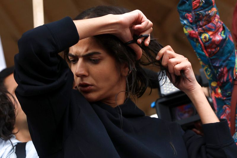 影／行動聲援伊朗女性！歐洲議員、法國影后響應斷髮抗議
