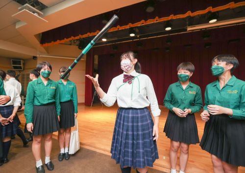 ▲京都橘高校吹奏部今（6）日赴北一女與樂儀隊交流。圖為橘高校吹奏部學生練習拋槍。（圖／文化總會提供）