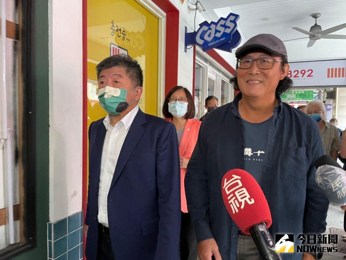 ▲陳時中低調赴西門町戲院，觀賞姚文智出品的首部電影《流麻溝十五號》。（圖／記者黃宣尹攝，2022.10.06）