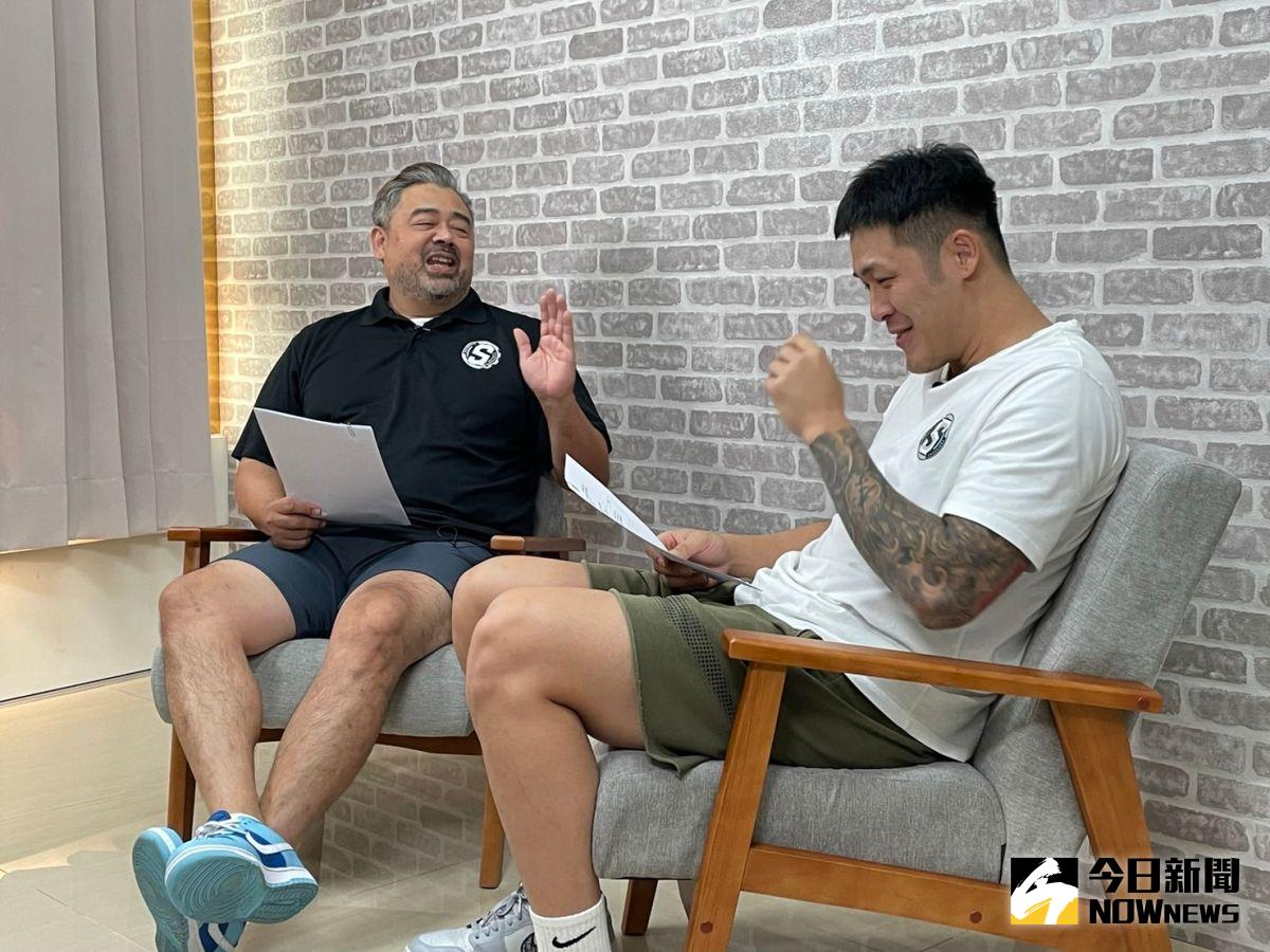 ▲本週肯尼哥在高雄辦公室訪問「台灣LBJ」周儀翔。（圖／吳忠育 攝）