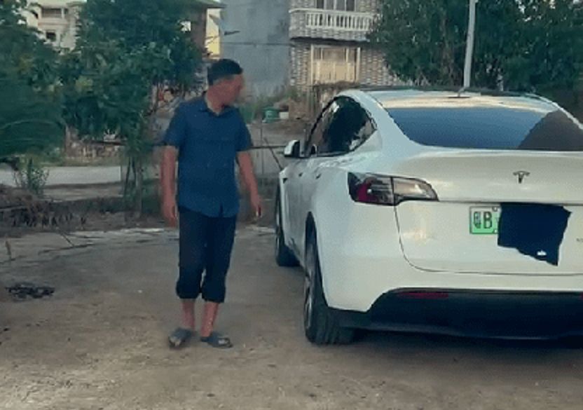 ▲陸男開車特斯拉返鄉，中途卻慘遇大塞車，歷經百般波折才回到老家。（圖／翻攝微博）