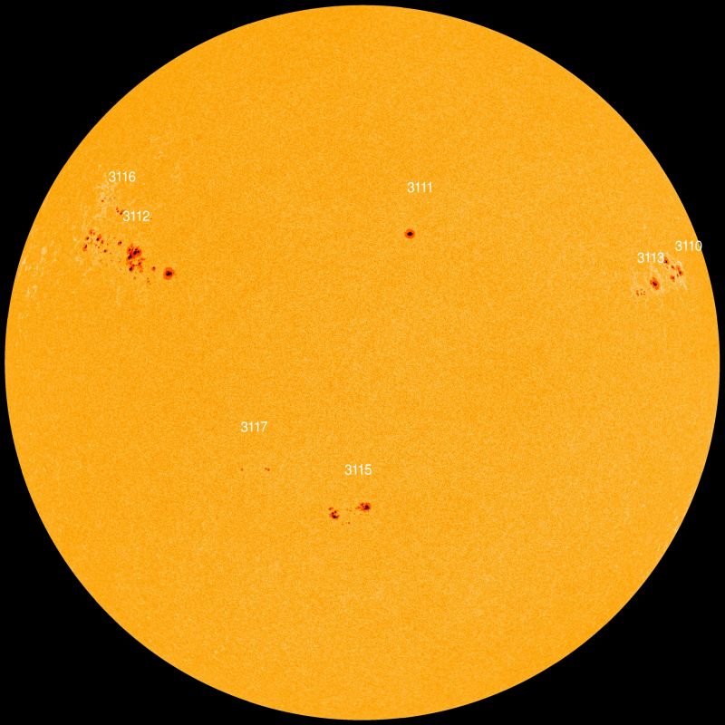 ▲NASA太陽動力學天文臺（SDO）於10月4日拍攝的太陽表面，太陽黑子相對數144，是自2014～2015年太陽極大期後新的一波高峰。（圖／台北市立天文館提供）
