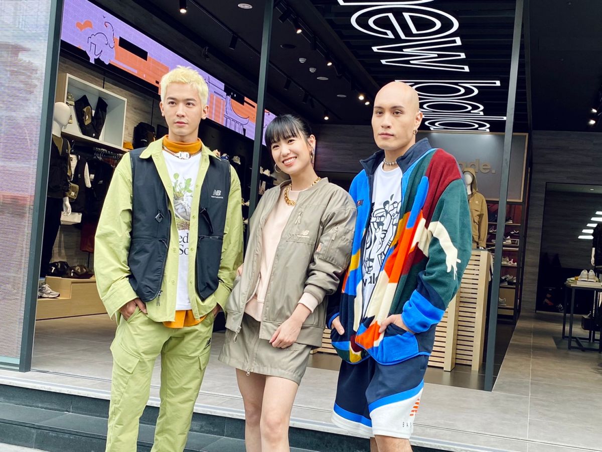 ▲New Balance繼台北101購物中心「NB GREY 形象總店」後，再於信義威秀商圈開設「NB 1906 潮流形象店」，找來新世代歌手黃宣、小樂吳思賢、孫盛希擔任開幕嘉賓。從小就認識的黃宣和小樂吳思賢，現場為NB潮鞋當場吵起來，稱讚New Balance「好看到友情破裂」，還互爆兒時八卦。（圖／記者蕭涵云攝）