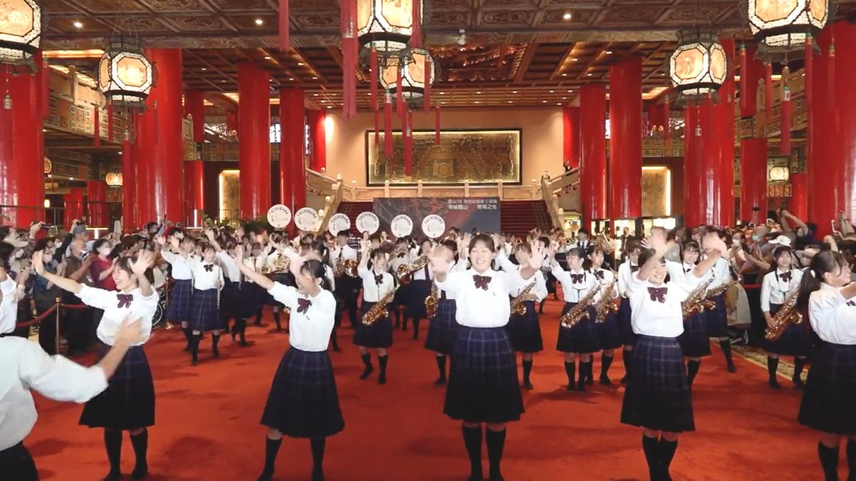 ▲今（6）日一早，「橘色惡魔」們帶著元氣滿滿的笑容快閃圓山大飯店大廳，搶先帶來超嗨音樂舞蹈，讓現場眾人直呼超精彩！（圖／圓山大飯店提供）