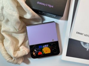 三星摺疊機Galaxy Z Flip4。(圖/記者周淑萍攝) ▲三星摺疊機Galaxy Z Flip4。(圖/記者周淑萍攝)