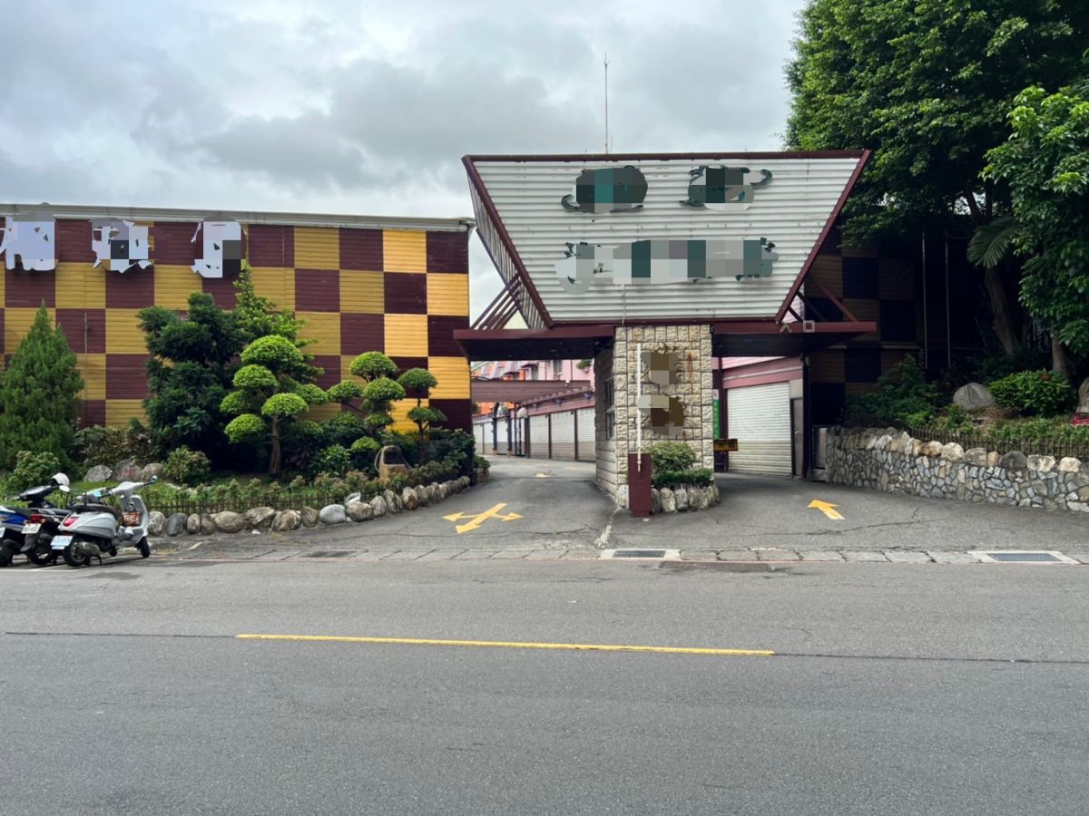 ▲盧男透過共同友人將鄭男約到一間汽車旅館談判，但過程中場面失控，盧男拿出預藏的瓦斯槍朝鄭男手臂射擊，隨後逃離現場。（圖／翻攝畫面）