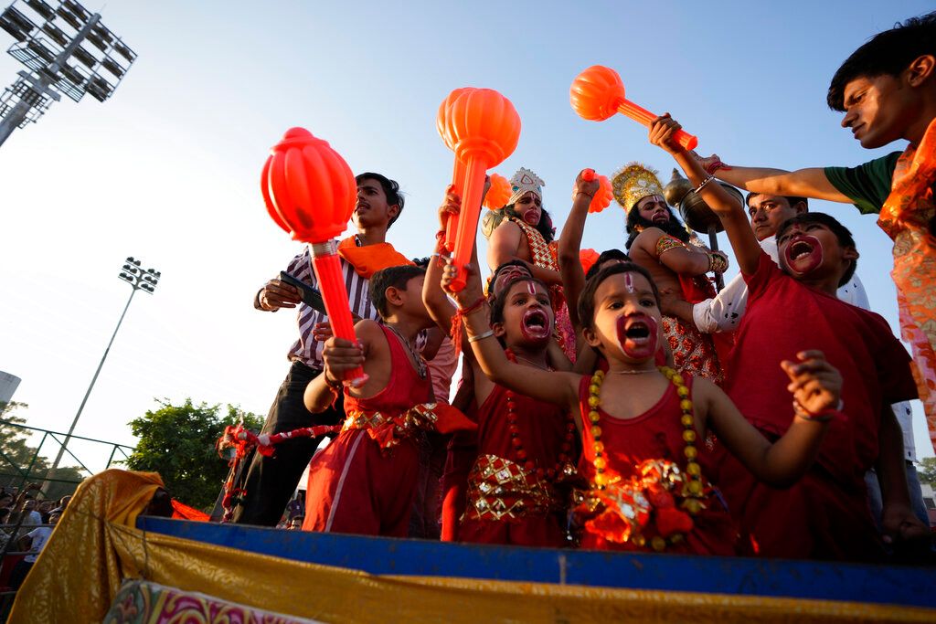 ▲因COVID-19爆發而停辦兩年的「十勝節」慶典，今年因疫情緩和趨穩而恢復舉辦，活動高潮焚燒「大魔王」提醒民眾邪不勝正，現場人山人海，民眾的宗教熱情被重新點燃。（圖／美聯社／達志影像）