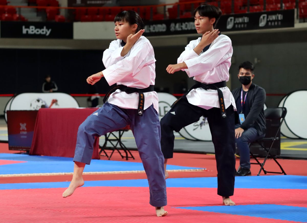 ▲育成高中的陳孝澤/陳俐廷強勢奪得男女混合雙人組金牌。官方提供