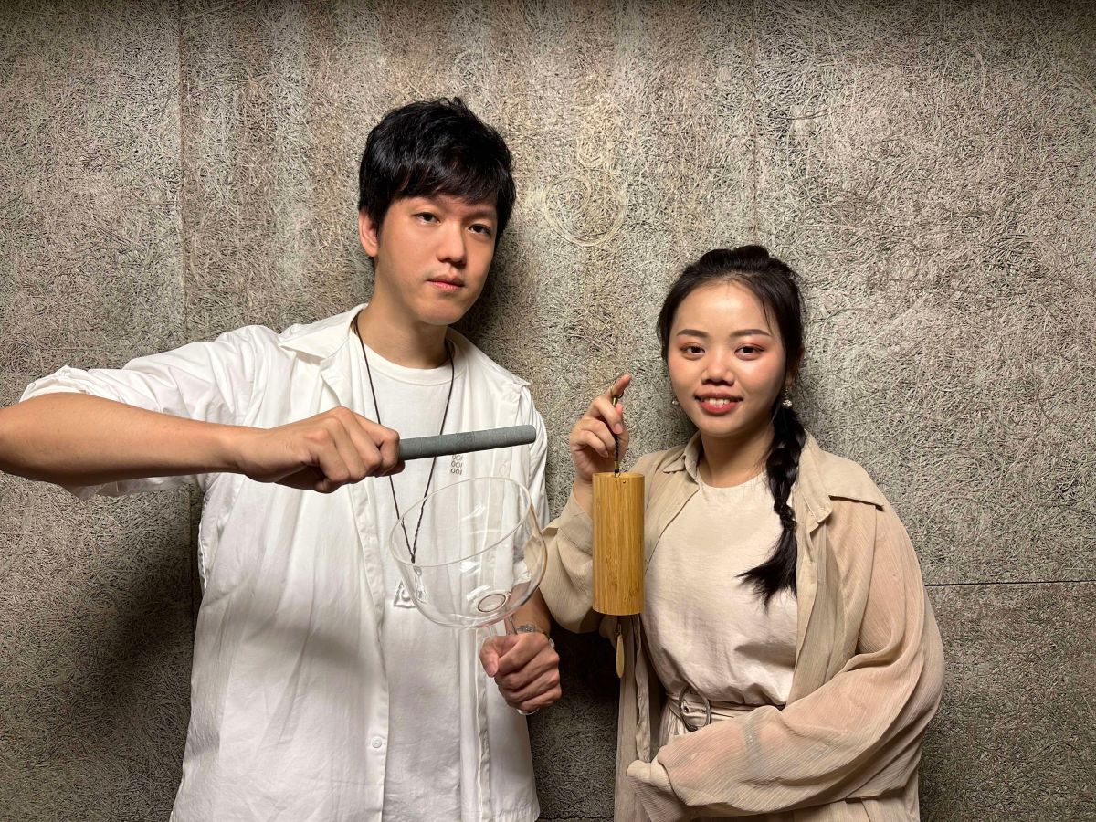 ▲守夜人團長旭章（左）發現自己有異能，能聽見礦石的聲音。（圖／放飛音樂提供）