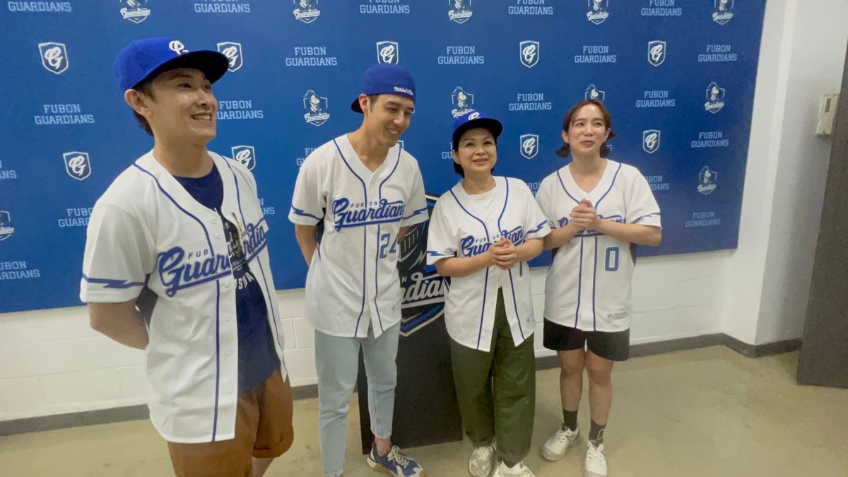▲阮三个團隊今晚擔任富邦悍將開球嘉賓(圖/記者簡名杉攝)